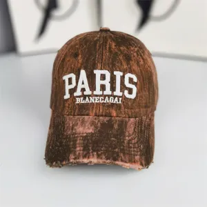Casquette de baseball vintage usée avec lettres brodées, couronne souple visière incurvée.