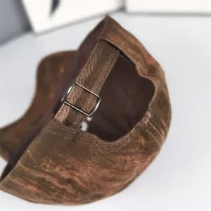 Casquette de baseball vintage usée avec sangle à boucle réglable en métal marron.