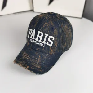 Casquette de baseball en denim lavé vintage avec visière courbée et broderie élégante.