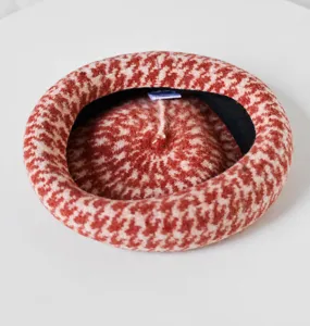 Vue détaillée du béret en laine d'alpaga à motif pied-de-poule rouge et texture tricot douce.