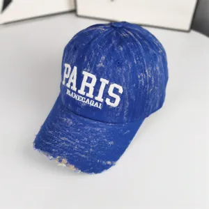 Casquette de baseball en denim bleu rétro délavé, visière courbée souple, style streetwear.