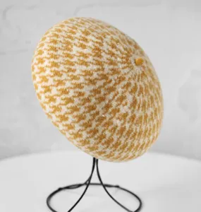 Détail du béret en tricot motif pied-de-poule, texture douce en laine d'alpaga, style vintage.