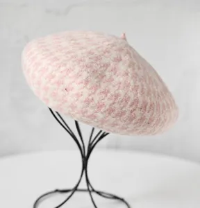 Béret pied-de-poule rose pour femme, chapeau peintre tricot alpaca confortable automne hiver.
