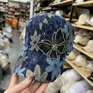 Berretto da Baseball da Donna in Patchwork di Pizzo Floreale Cappello da Sole in Rete Traspirante Farfalla con Strass Regolabile