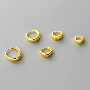 Detailansicht des minimalistischen runden 925er Sterlingsilber vergoldeten Ohrring-Sets.