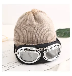 Primer plano de gorro de invierno cálido con gafas de piloto retro, muy elegante.