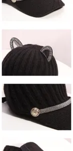 Casquette de baseball noire en tricot avec oreilles de chat en strass et bouton en métal.