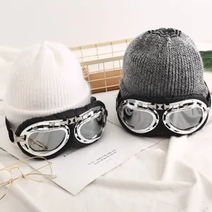 Mujer gorro de punto de invierno con gafas de aviador sombrero cálido esquí moda.