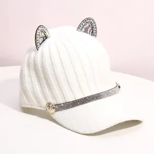 Casquette de baseball tricotée blanche avec oreilles de chat en strass et sangle