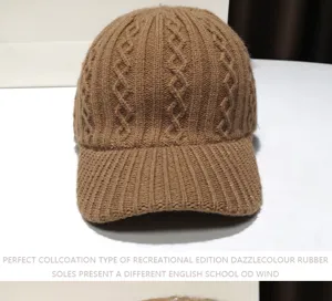 Dettaglio del berretto da baseball in maglia treccia marrone, design caldo invernale.
