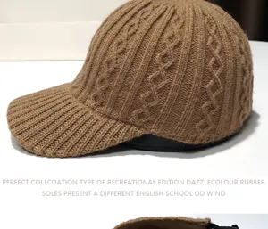 Berretto da baseball in maglia marrone con motivo a trecce, cappello invernale caldo donna.