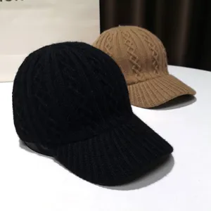 Berretto da baseball invernale in maglia con trecce, cappello caldo da donna elegante.