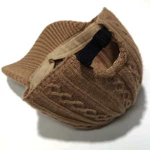 Berretto da baseball marrone in maglia trecce per donna, caldo cappello invernale regolabile.
