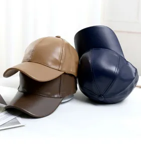 Dettaglio del berretto da baseball in ecopelle con trama e diverse opzioni di colore per l'inverno.