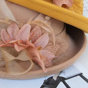 Vue detaillee du chapeau fedora en feutre de laine automne hiver avec plume et filet.