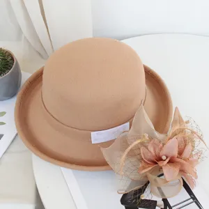 Détails du chapeau melon en feutre de laine femme automne hiver avec fleur plume et bord.