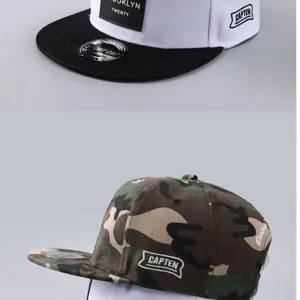 Vista detallada de gorras snapback de hip-hop de moda con visera de contraste y parche.