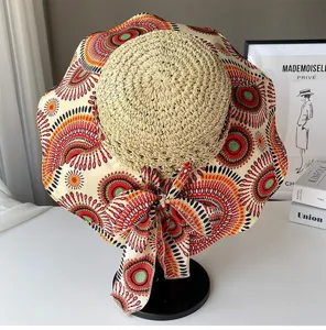 Chapeau de paille bohème ethnique anti-soleil à large bord imprimé coloré et nœud.