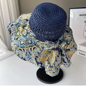 Vue détaillée du chapeau de paille bohème avec foulard floral ethnique, mode plage été.