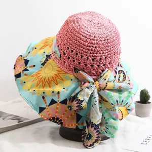 Vue détail du chapeau de paille élégant avec large bord à imprimé floral bleu jaune.