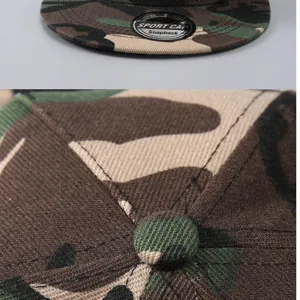 Detalle de gorra snapback de camuflaje que muestra la textura de tela y costuras finas.
