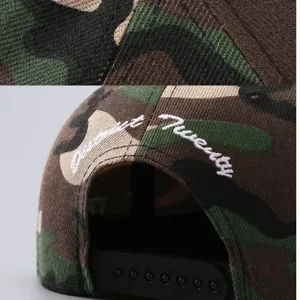 Vista detallada de la parte trasera de la gorra de camuflaje con bordado y cierre ajustable.