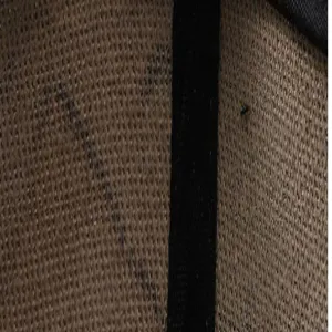 Primer plano detallado del tejido de malla tejida transpirable y la correa negra en la gorra.