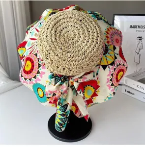 Chapeau de paille pour femme style bohème avec large bord floral imprimé coloré et nœud.