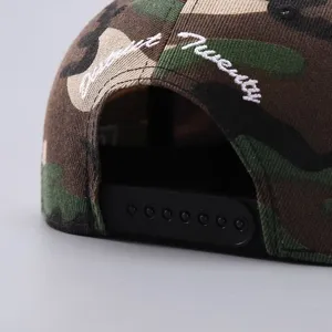 Gorra de béisbol snapback de camuflaje con correa de plástico ajustable y bordado blanco trasero.