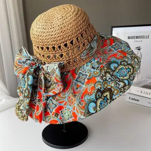 Chapeau de soleil en paille style bohème avec large bord imprimé paisley et élégant nœud d'été.
