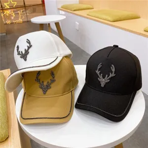 Détail de casquette de baseball à strass bois, chapeau pare-soleil femme printemps.