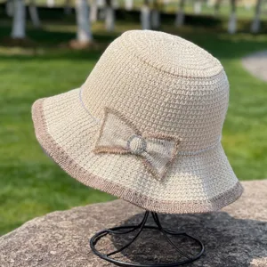 Damen Sommer Stroh Fischerhut mit eleganter Strass Schleife, stilvoller Sonnenschutz Hut.