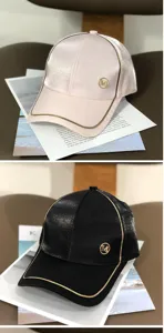 Stilvolle Damen Metallic Baseballkappe mit Goldpaspelierung und M Logo für Frühling.