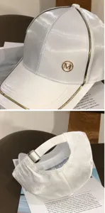 Weisse metallische Baseballkappe mit Goldpaspel und M-Logo fuer Damen Sonnenschutz.