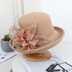 Vue detaillee d un elegant chapeau en feutre de laine avec decoration florale et filet chic.