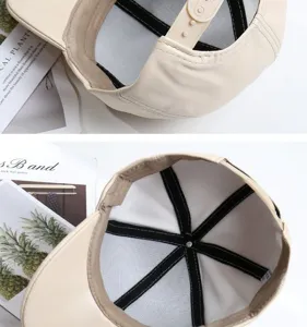 Dettaglio cappellino da baseball in ecopelle beige, fettuccia regolabile e fodera interna.