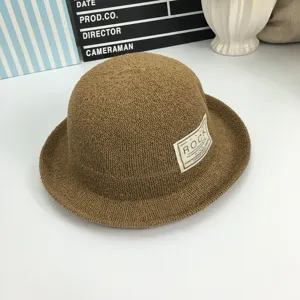 Brauner Strick-Eimerhut mit stylischem Seitenetikett, vintage britischer Sonnenschutz Strandhut.