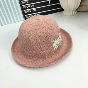 Detailansicht des rosa Strick-Bermudahutes im Vintage-Stil, lässiger Strandsonnenhut für Damen.