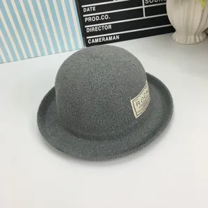 Grauer gestrickter Eimerhut mit Patch Detail, vintage Freizeit Sonnenschutzhut für den Sommer.