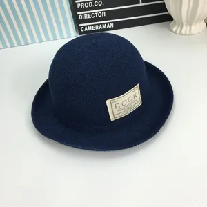 Detailansicht des dunkelblauen Strick-Bermudahutes mit einem stylischen Web-Patch.