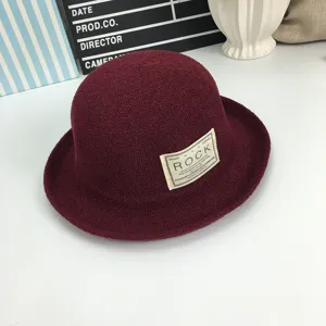 Bordarote Strick-Eimerhut mit stylischem Stofflabel, modischer Krempen-Sonnenhut für Damen.