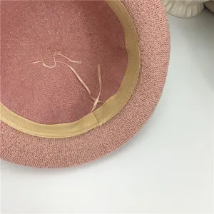 Rosa gewebter Strohhut Innendetail mit Schweißband und verstellbarem Kordelzug.