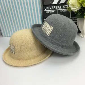 Detailansicht koreanischer Vintage-Stroh-Hut mit ROCK-Patch für Strand und Sonne.