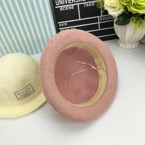Strohhut Detailansicht mit feiner Webung, Innenfutter und Retro-Aufnäher für den Sommer.