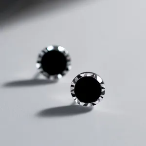 Macro de boucles d'oreilles clous rondes en argent sterling avec bordures et onyx noir.