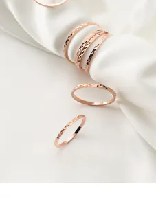 Detailaufnahme des minimalistischen roségoldenen S925 Silber facettierten Stern Rings.