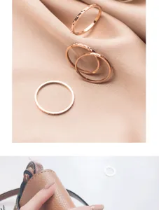 Nahaufnahme von zarten rosévergoldeten dünnen Stapelringen mit facettierter Sternenlicht.