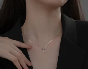 Minimalistische s925 silber kreuz anhänger halskette elegante box kette detail ansicht.