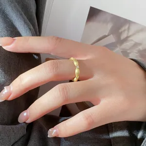 Exklusiver S925 Silber Mattierter Ring Mit Zarten Steinen Und Einzigartigem Design Detail.