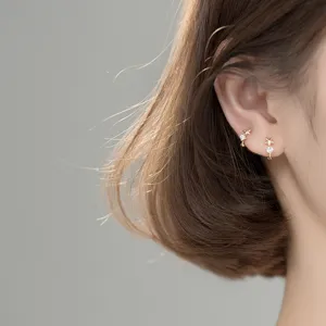 Zarte S925 Silber Stern Creolen, süßer minimalistischer koreanischer Stil mit einem Diamanten.
